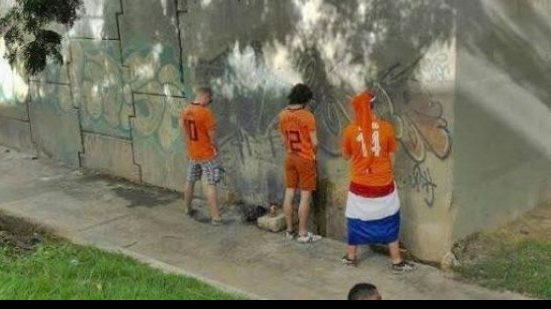 Imagem  Torcedores da Holanda são flagrados mijando em viaduto