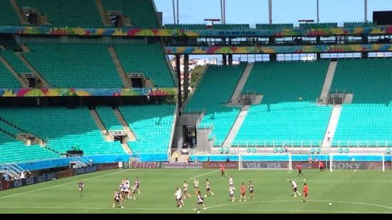 Imagem Alemanha faz reconhecimento do gramado da Arena Fonte Nova. Assista