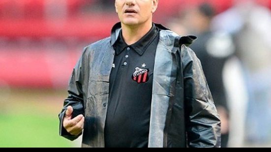 Imagem Atlético-PR anuncia treinador para sequência do Brasileirão