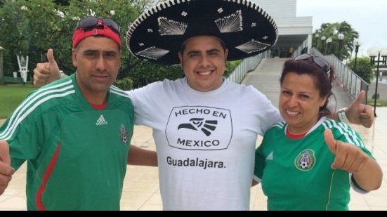 Imagem Copa: em clima de festa, mexicanos chegam de navio a Fortaleza