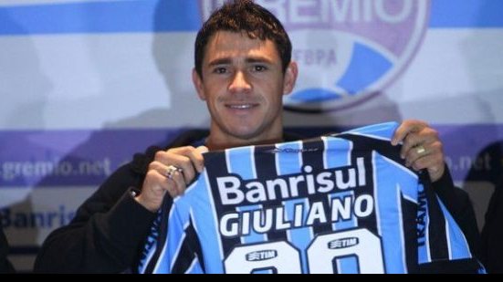 Imagem Grêmio apresenta Giuliano e fica perto de atacante