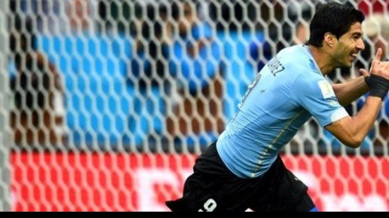 Imagem Suárez marca duas vezes, Uruguai vence e complica Inglaterra na Copa