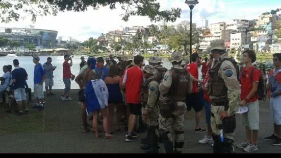 Imagem Para evitar invasões, polícia faz barreiras no entorno da Arena Fonte Nova