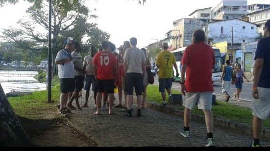 Imagem De forma cautelosa, cambistas vendem ingressos na Arena