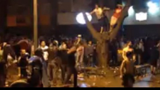 Imagem Palco de guerra: brasileiros e argentinos brigam em praça de BH