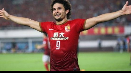 Imagem Jogador revelado no Vitória recebe proposta milionária de time árabe