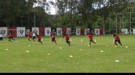 Imagem Com presença de zagueiro, Vitória faz treino físico na Toca