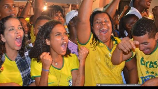 Imagem Torcida celebra vitória do Brasil com o Olodum no Pelourinho