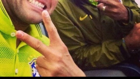 Imagem Daniel Alves e Dante festejam triunfo: &quot;Aqui é baheaaaa minha zorra&quot;