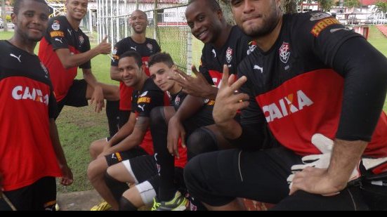 Imagem Jorginho comanda treino tático no Vitória