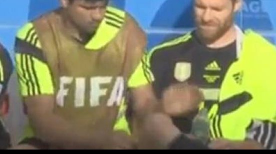 Imagem Diego Costa é visto depilando perna de Xabi durante partida. Assista
