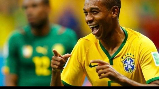 Imagem Felipão admite que Fernandinho pode ganhar vaga na Seleção