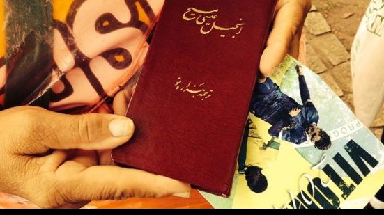 Imagem Com bíblia em persa, missionários cristãos levam a palavra para iranianos