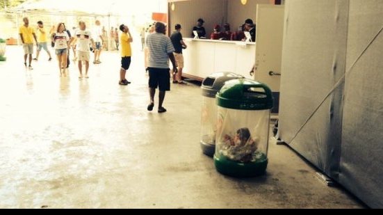 Imagem Com pessoas dispersas sem ver o jogo, Bósnia x Irã não enche Fonte Nova