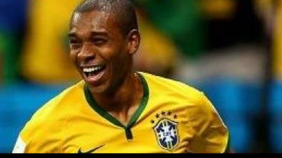 Imagem Felipão realiza treino com Fernandinho no lugar de Paulinho