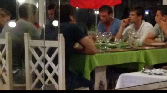 Imagem Sem reclusão para jogo decisivo, suíços curtem noite em Arraial d&#039;Ajuda