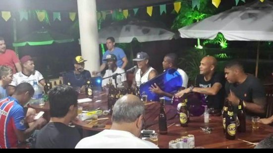 Imagem Com pagode e cerveja, Jogadores e pagodeiros se reúnem semanalmente