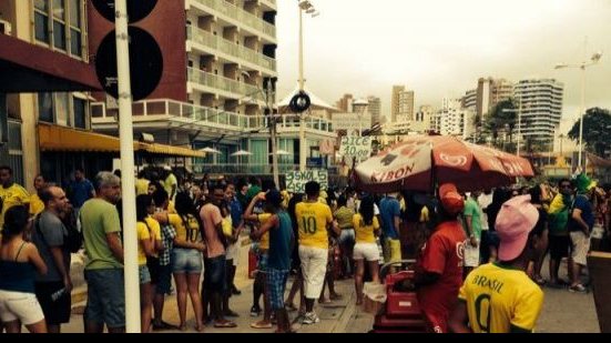 Imagem  Com jogo do Brasil já iniciado, fila dobra a rua na Fan Fest