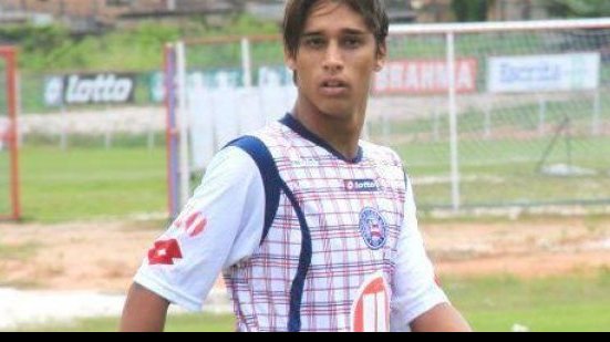 Imagem De malas prontas para Portugal, jovem do Bahia ataca atual direção