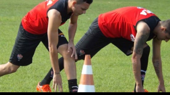 Imagem Dinei tenta treinar, mas volta a sentir dores no joelho