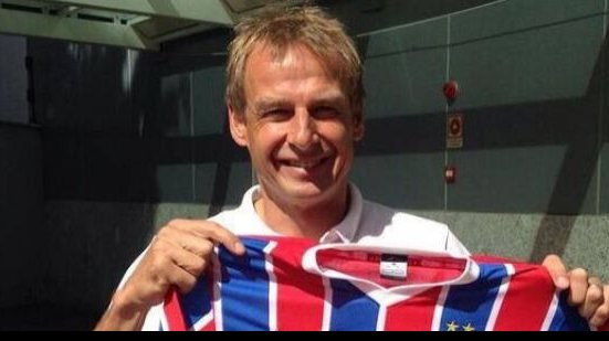 Imagem Treinador dos EUA posa com camisa do Bahia e é exaltado por Dante