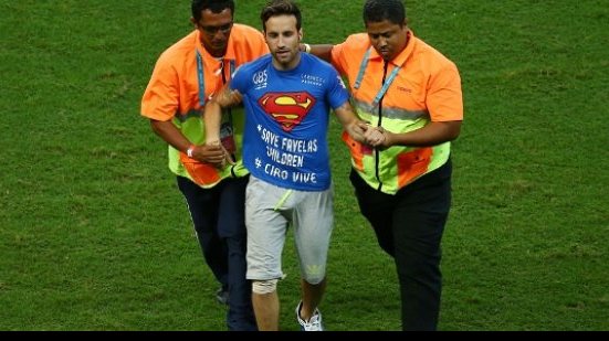 Imagem ‘Super-homem’ invade Fonte Nova durante jogo nesta terça-feira