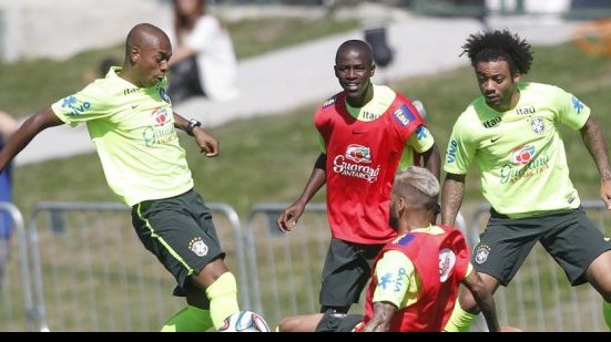 Imagem Felipão coloca Paulinho na vaga de Luiz Gustavo e testa time sem Fred