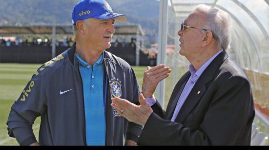 Imagem Em momento de pressão, presidente da CBF visita Felipão e jogadores