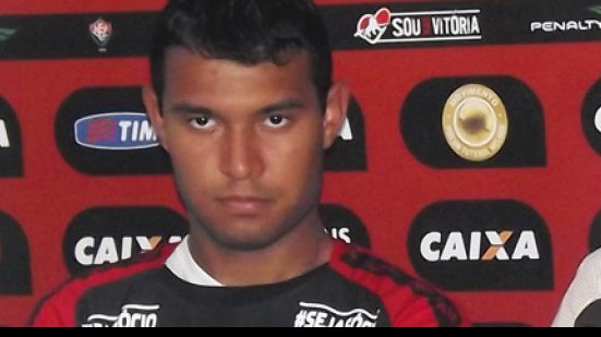 Imagem Testado na vaga de Dinei, Vinicius fala de adaptação à nova posição