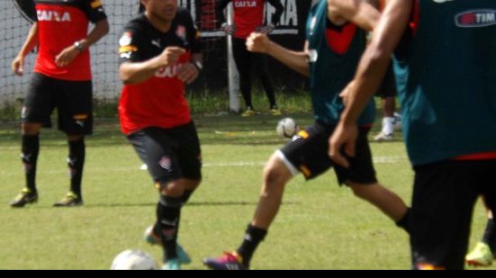 Imagem Jorginho trabalha posse de bola em treino do Vitória