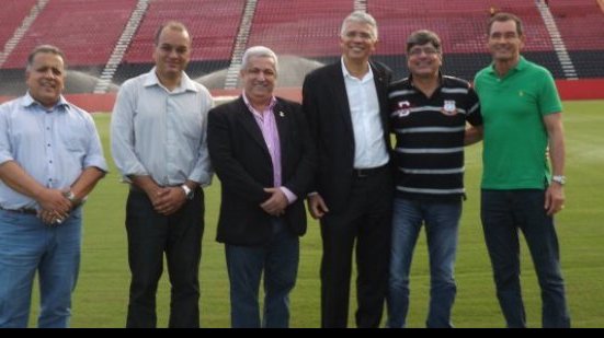 Imagem Secretário da Secopa visita o Barradão e comemora reformas no estádio