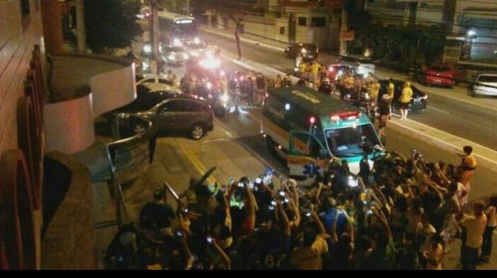 Imagem Neymar é levado a hospital em Fortaleza para exames