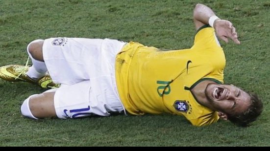 Imagem Neymar fratura a vértebra e está fora da Copa