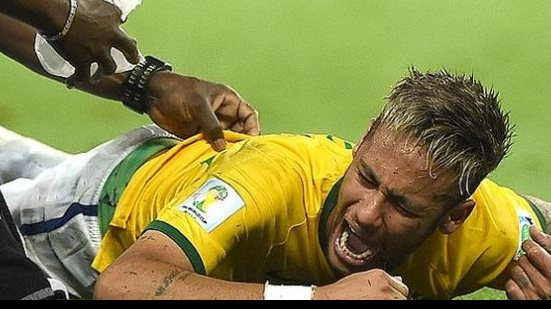 Imagem Reveja o momento em que Neymar é atingido e tem vértebra fraturada