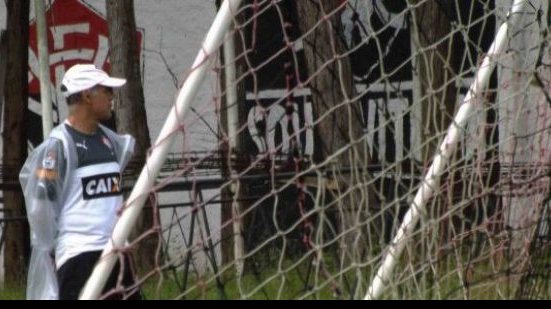 Imagem Léo Costa deixa treino do Vitória mais cedo após trauma no tornozelo