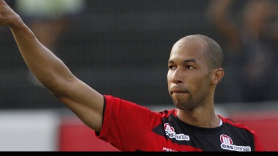 Imagem Dinei e mais três jogadores não participam de treino no Vitória