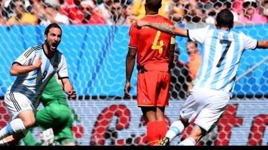 Imagem Higuaín desencanta, Argentina vence a Bélgica e está na semifinal da Copa
