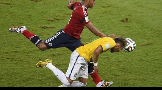 Imagem Fifa não irá punir Zuñiga e descarta tirar cartão de Thiago Silva