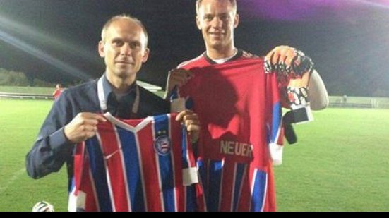 Imagem  Goleiro da Alemanha posa com camisa do Bahia