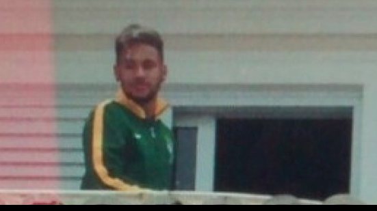 Imagem Após fratura, Neymar aparece pela primeira vez e acena para fãs