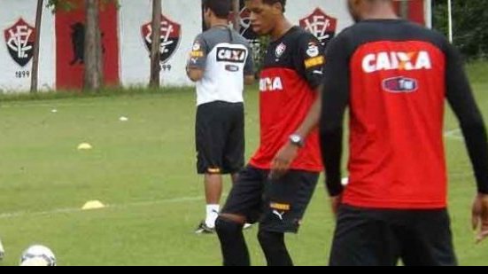 Imagem Sem Victor Ramos, Vitória integra zagueiro da base ao elenco profissional