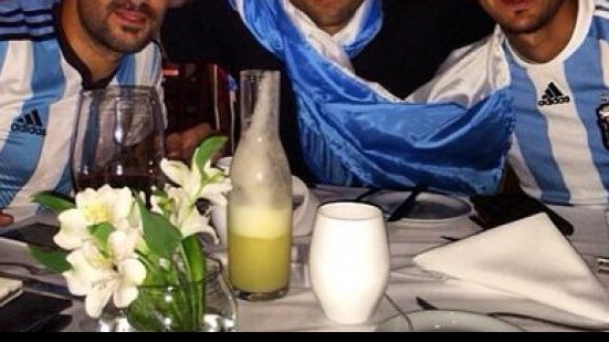 Imagem Adversários, Maxi, Escudero e Emanuel se unem para comemorar vitória argentina