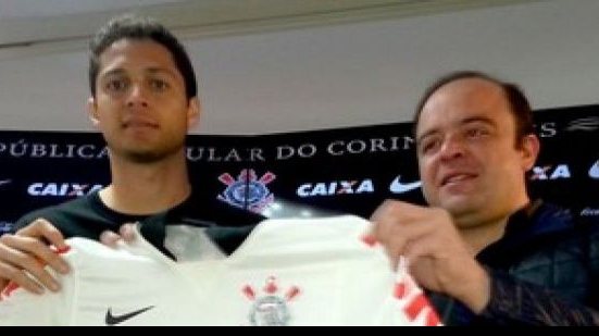 Imagem Revelado na base do Vitória, zagueiro é apresentado no Corinthians