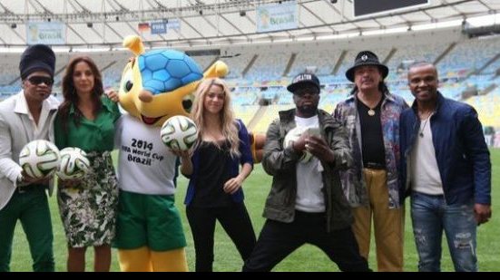 Imagem   Ivete Sangalo, Shakira e Carlinhos Brown tiram foto com Fuleco no Maracanã