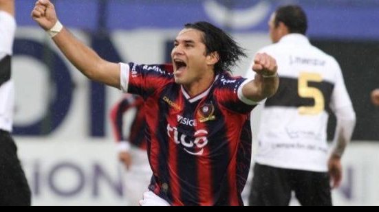 Imagem Vitória perto de contratar centroavante paraguaio