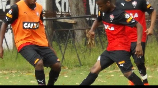 Imagem Dinei treina normalmente no Barradão e deve enfrentar o Cruzeiro