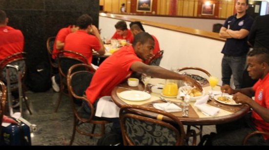 Imagem Adailton acompanha delegação do Bahia pela primeira vez em BH