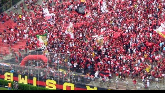 Imagem Torcidas organizadas do Vitória e do Corinthians entram em confronto no Extra