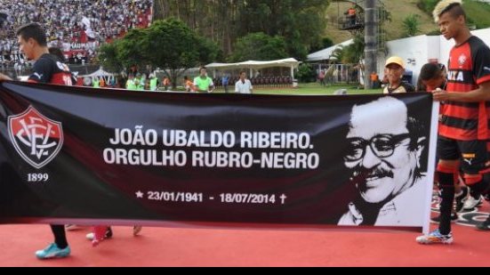 Imagem Jogadores do Vitória homenageiam rubro negro João Ubaldo Ribeiro
