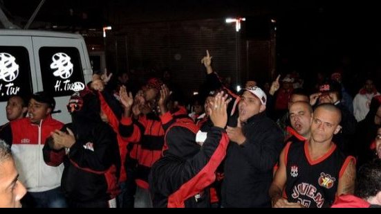 Imagem  Flamengo emite nota lamentando atitude da torcida em agressão a André Santos